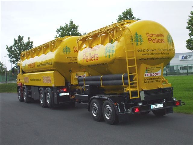 Foto: spezieller Silo-Lastzug für Holzpellets