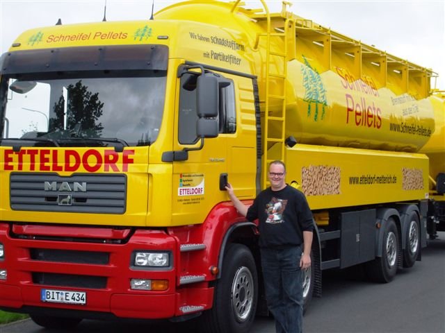 Foto: spezieller Silo-Lastzug für Holzpellets