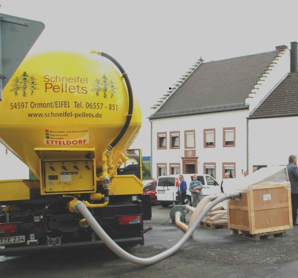 Foto: Entladung von Holzpellets