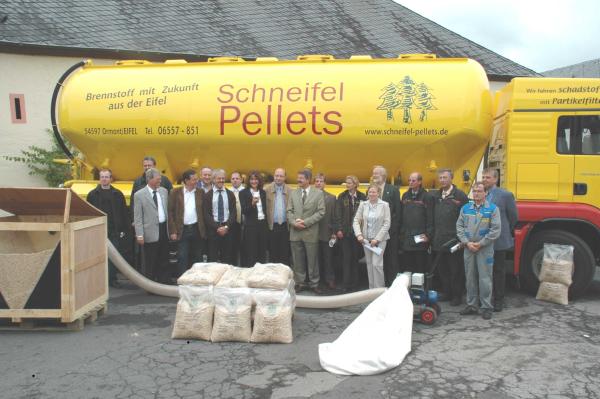 Foto: Vorführung des Holzpellets-LKW 