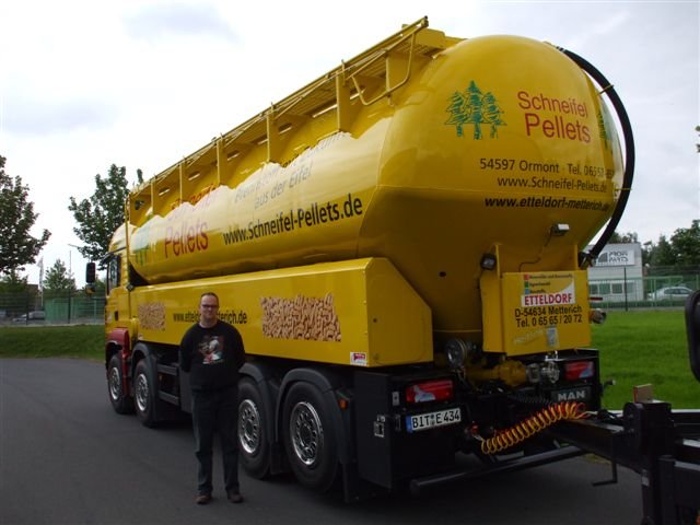 Foto: spezieller Silo-Lastzug für Holzpellets